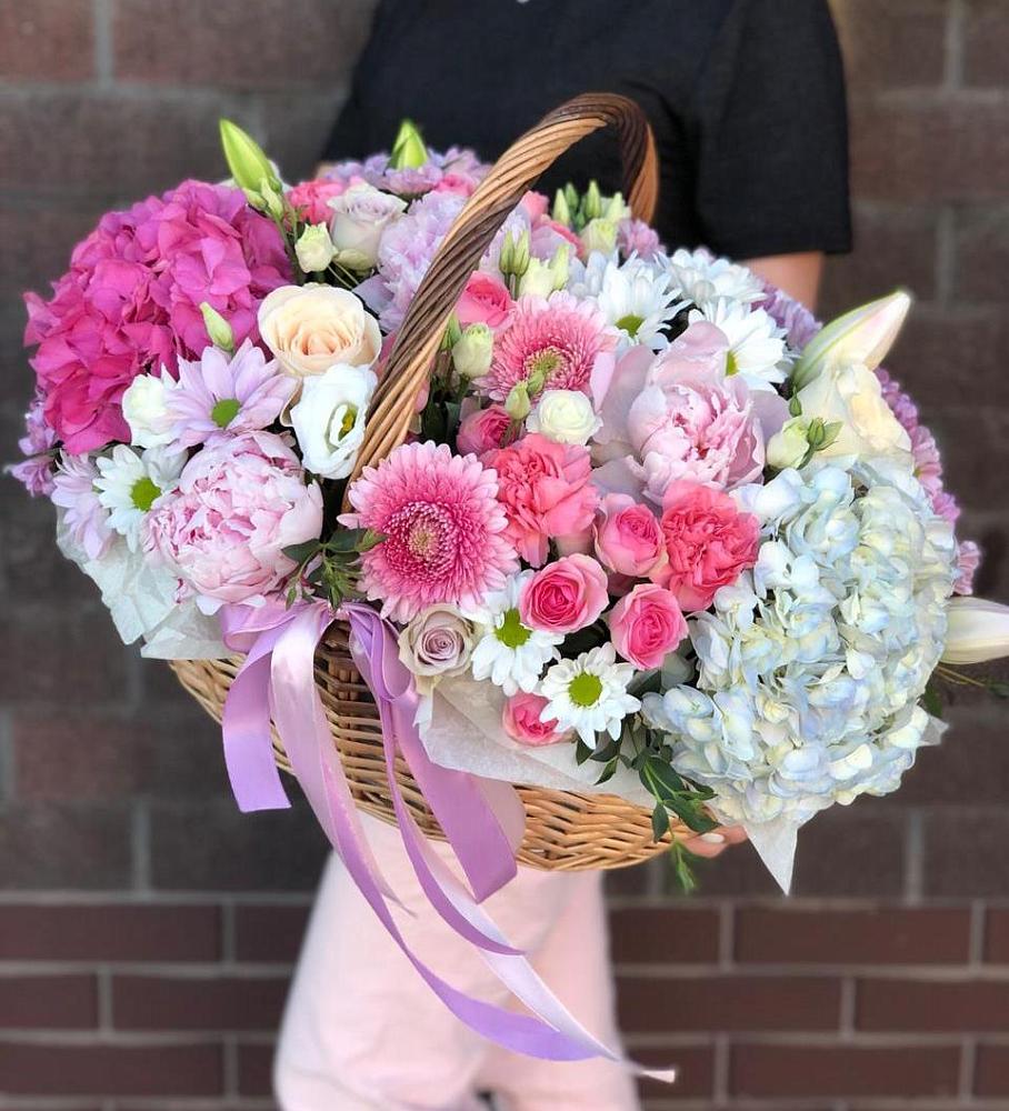 Цветочная композиция из Розы, Хризантемы, Пионы и Лизиантусы в корзине в Атагае