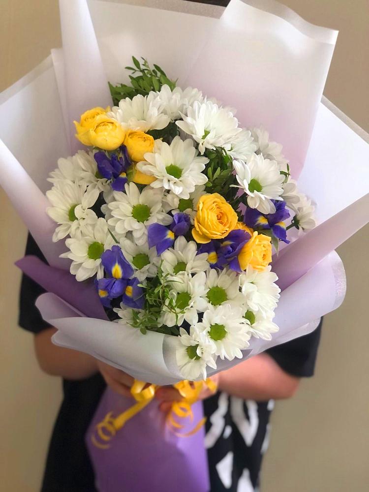 Букет цветов из: Ирисы, Хризантемы и Розы в Атагае