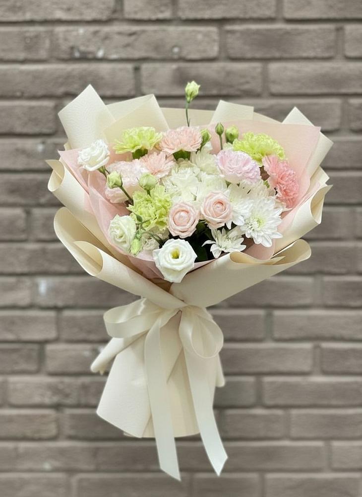 Букет цветов из: Гвоздики, Розы, Лизиантусы и Хризантемы в Атагае