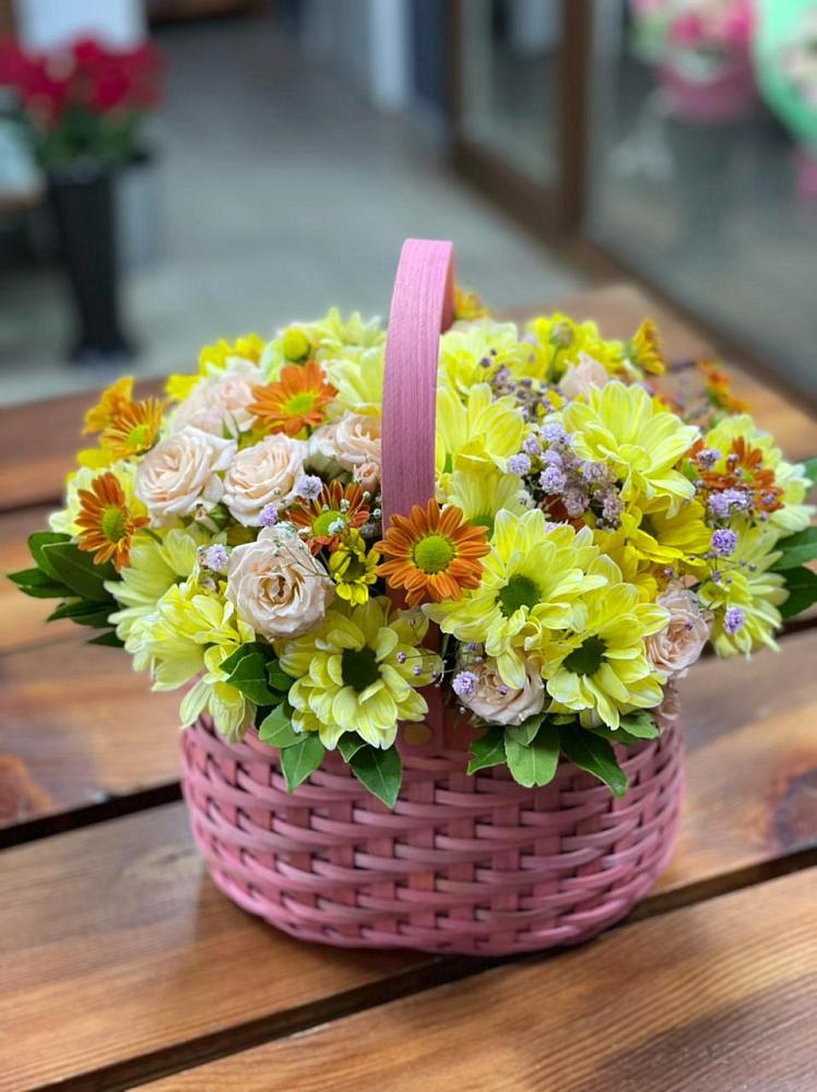 Цветочная композиция из Хризантемы и Розы в корзине в Атагае