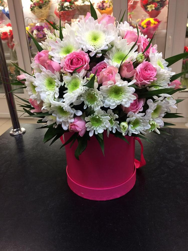 Цветочная композиция из Розы и Хризантемы в шляпной коробке в Атагае