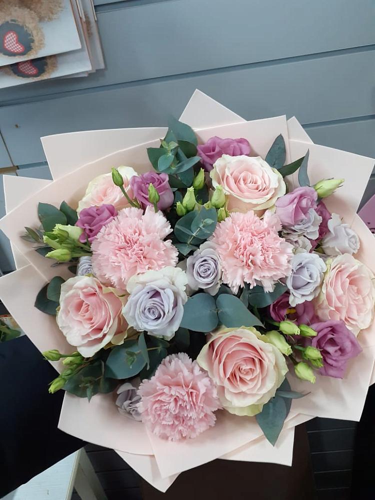 Букет цветов из: Розы, Гвоздики и Лизиантусы в Атагае