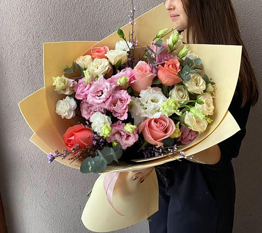 Букет цветов из: Розы, Лизиантусы и Гвоздики в Атагае