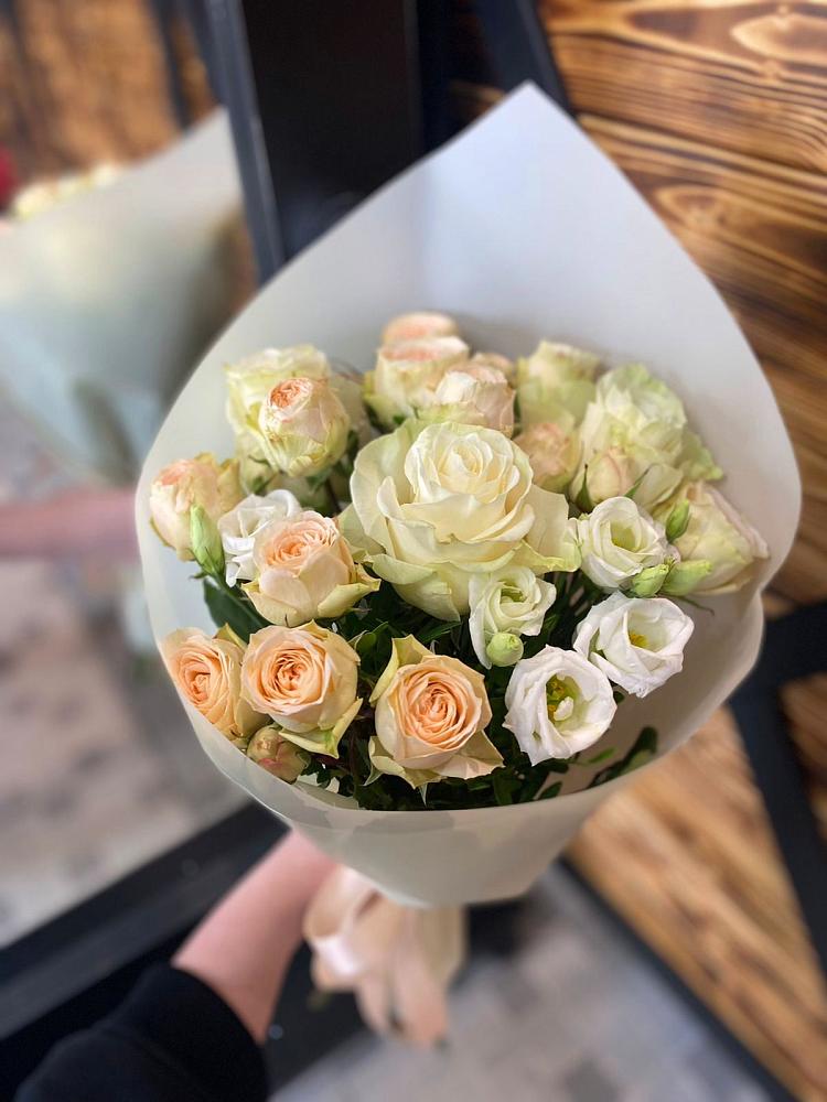 Букет цветов из: Розы и Лизиантусы в Атагае